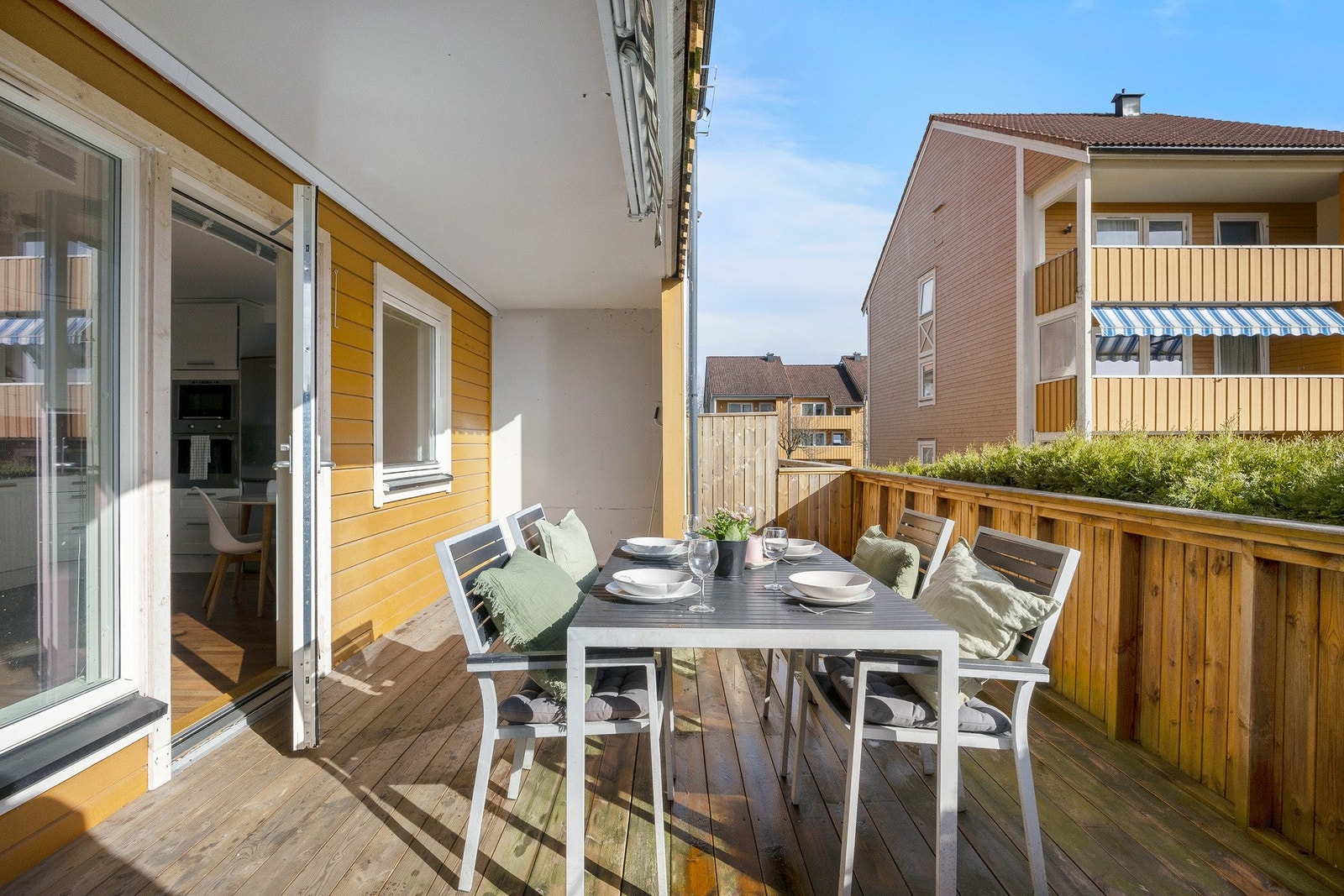 Fra stuen er det utgang til en sydvendt terrasse på hele 23 kvm - en fantastisk forlengelse av oppholdsrommet på varme dager. Galleribilde