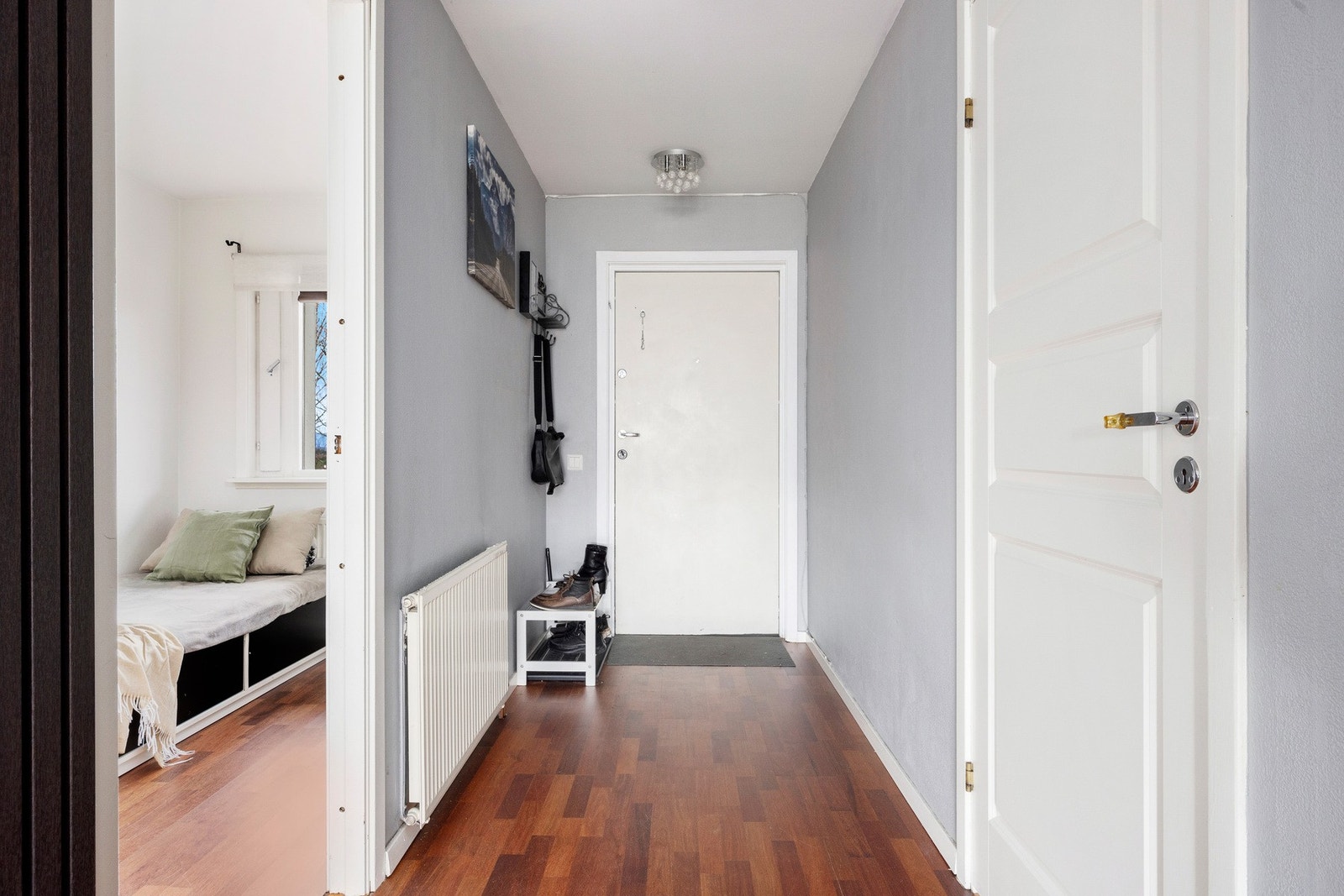 Velkommen inn i en hyggelig og innbydende entré med naturlig tilknytning til boligens øvrige rom. Galleribilde