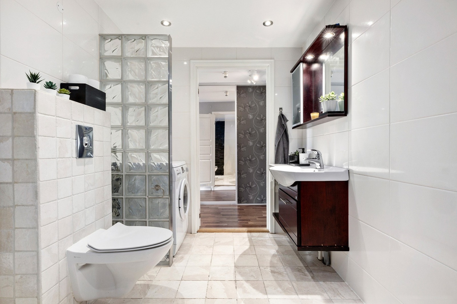 Det er også opplegg for vaskemaskin, noe som gjør rommet praktisk i hverdagen. Galleribilde