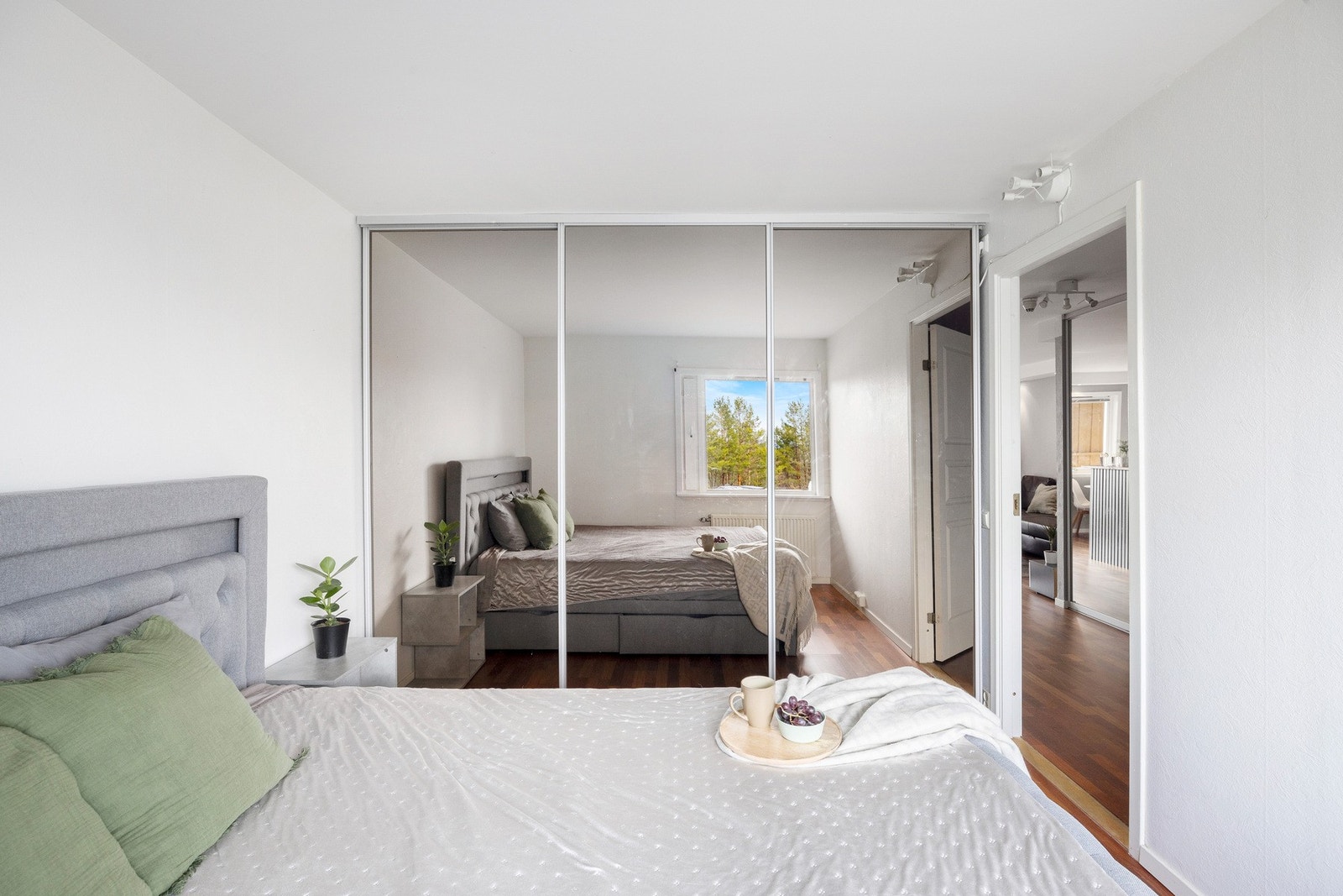 Begge soverommene er utstyrt med skyvedørsgarderobe som gir rikelig med oppbevaring. Galleribilde