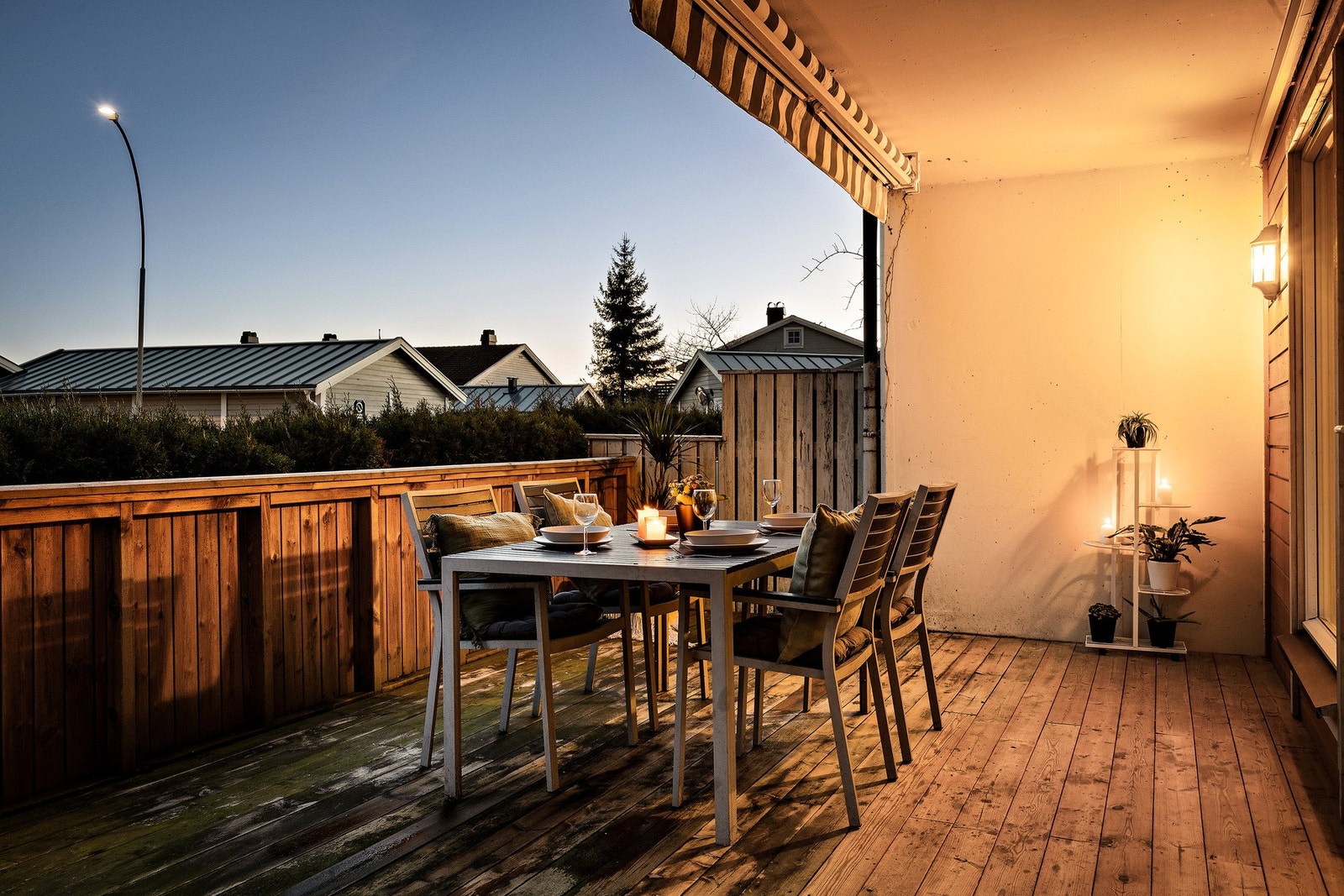 Terrassen har svært gode møbleringsmuligheter og god plass til både loungegruppe, spisebord og grill. Galleribilde