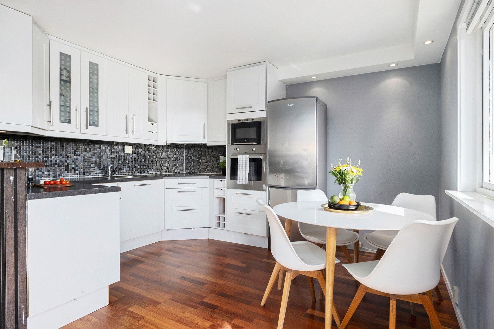 Innredningen har hvite, profilerte fronter og laminat benkeplate med gode arbeidsflater. Galleribilde