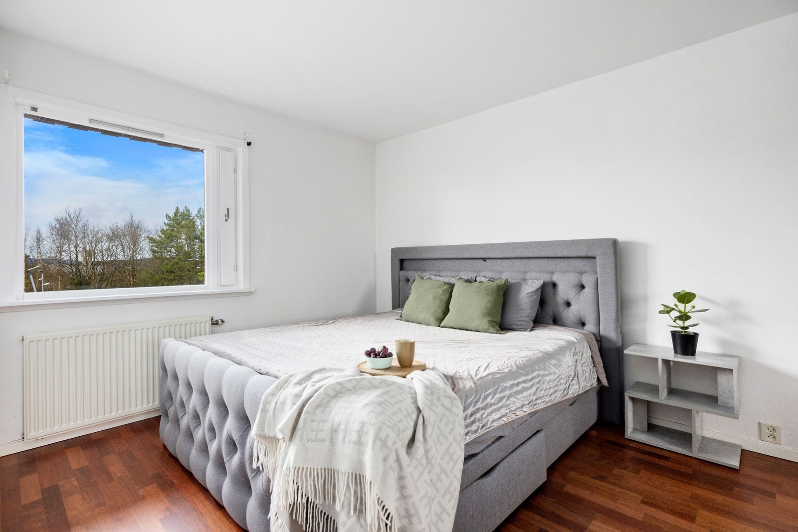 Hovedsoverommet har plass til dobbeltseng og nattbord. Galleribilde
