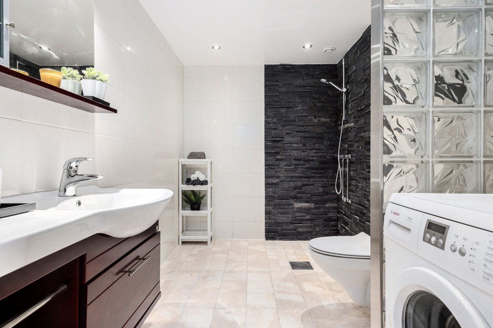 Pent og helflislagt bad fra ca. 2007 med behagelig gulvvarme. Galleribilde