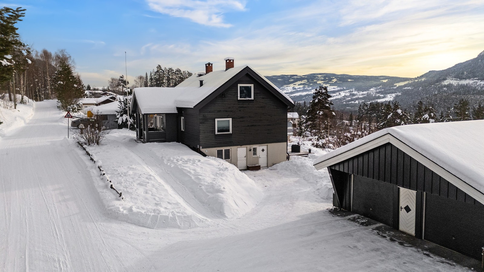 Boligen som går over 3 plan er opprinnelig fra 1952, men betydelig oppgradert de siste årene. Egen utleiedel i kjeller. Galleribilde