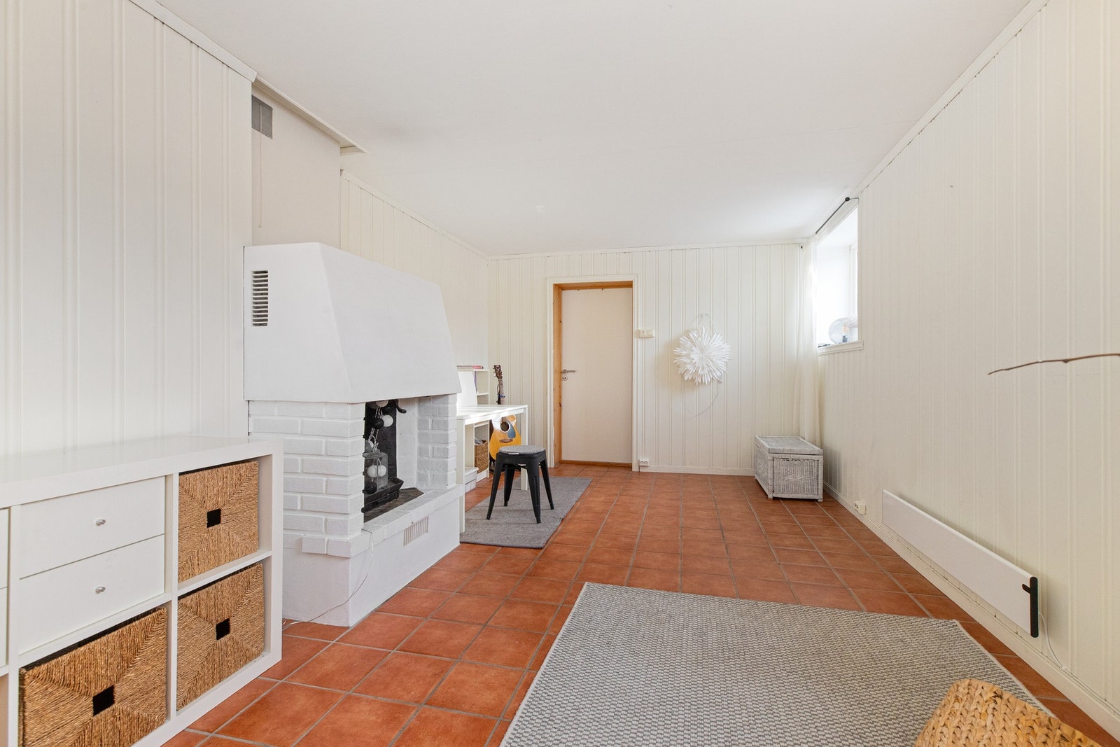 Hybelen har egen inngang, og derfra kommer man inn til flislagt oppholdsrom/hybelstue. Galleribilde