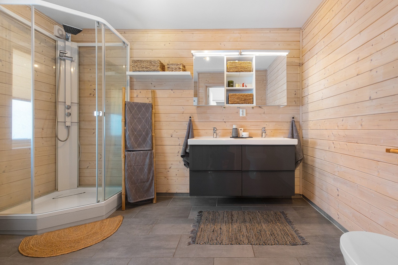 Badet i denne etasjen ble renovert i 2012 og har flislagte gulv med sokkelflis, trepanel på vegg og malte plater i himling Galleribilde