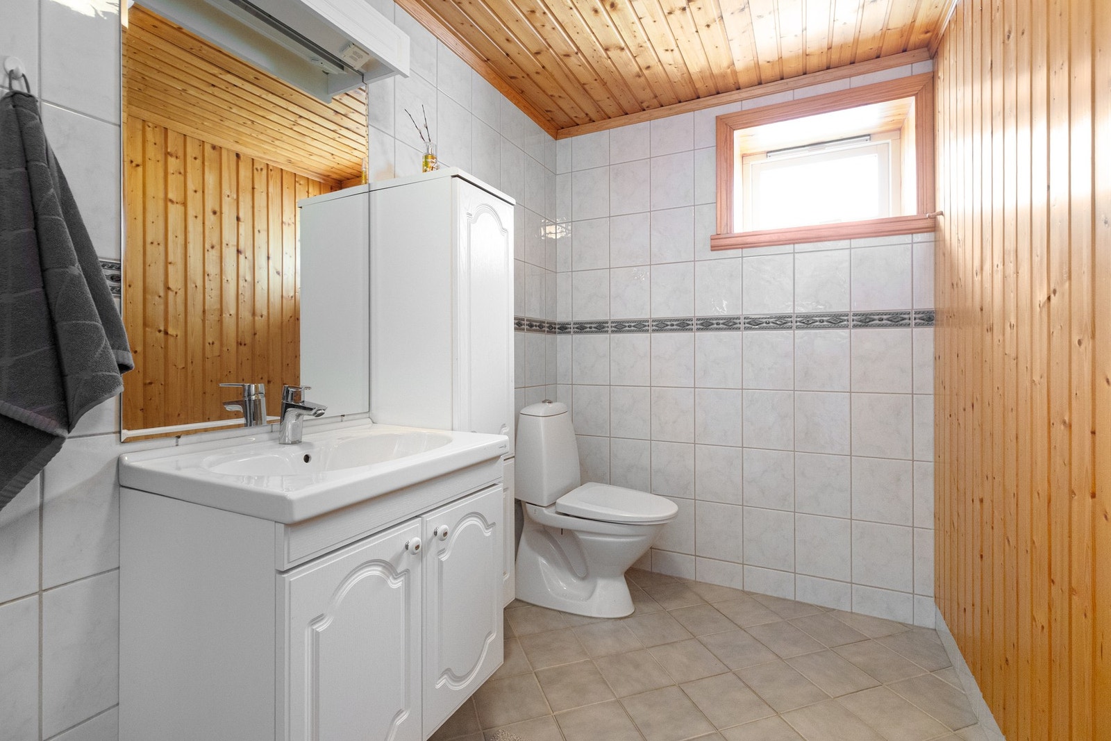 Hybelbadet renovert i 2002 har heflisede gulv og vegger og varmekabler i gulv. Vann og avløpsuttak for vaskemaskin. Galleribilde