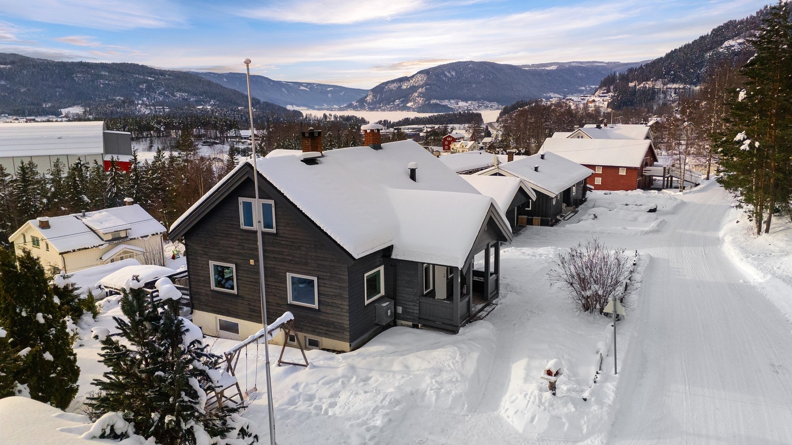 Fra eiendommen er det gangavstand til Valdres vidaregåande skule og det aller meste av Leiras fasiliteter. Galleribilde