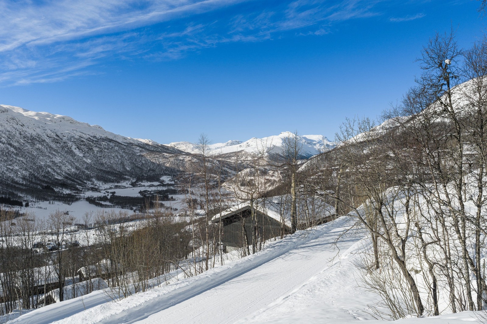 Nyt den vidstrakte utsikten innover og utover Grøndalen. Galleribilde