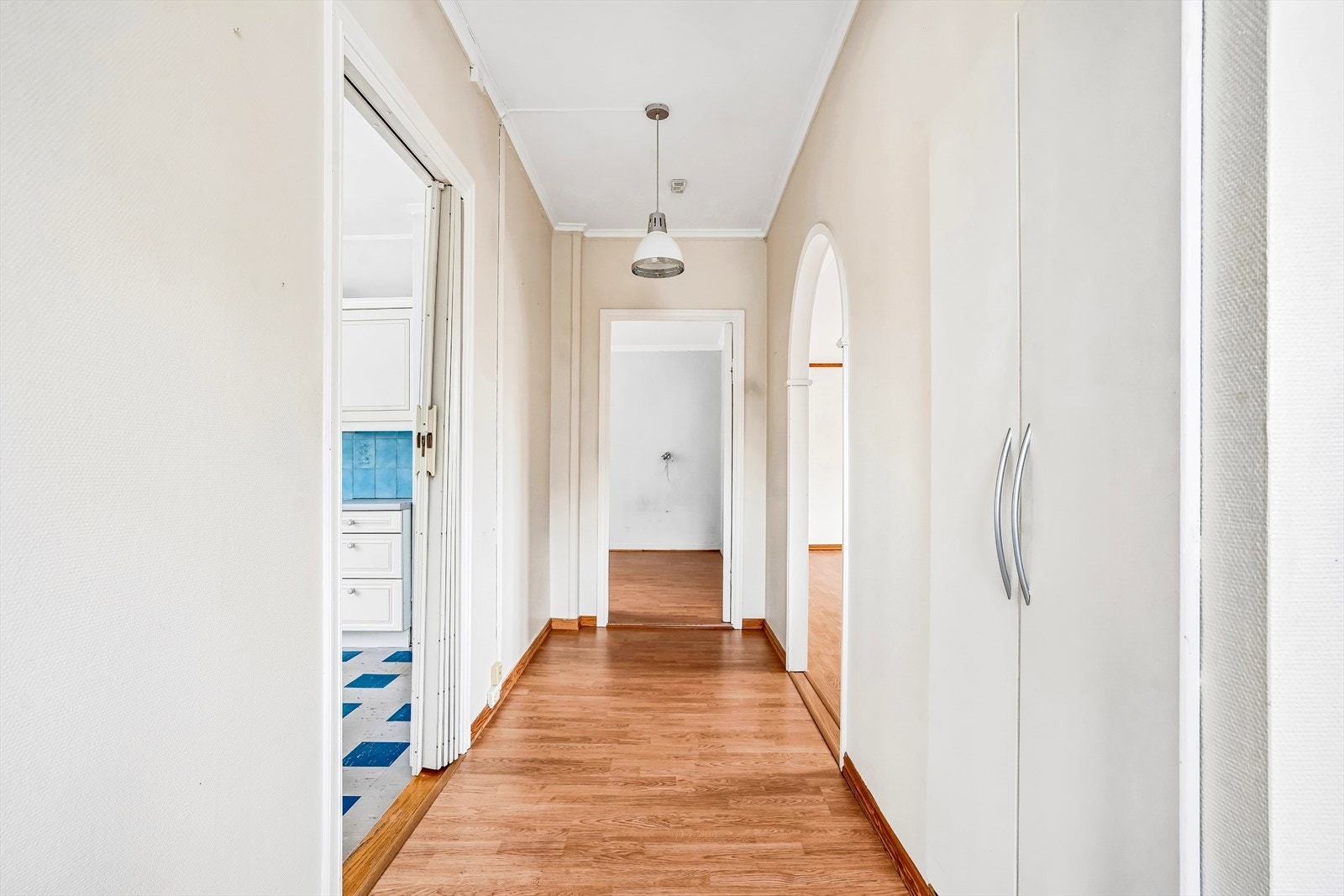 Gang med innebygget skap Galleribilde