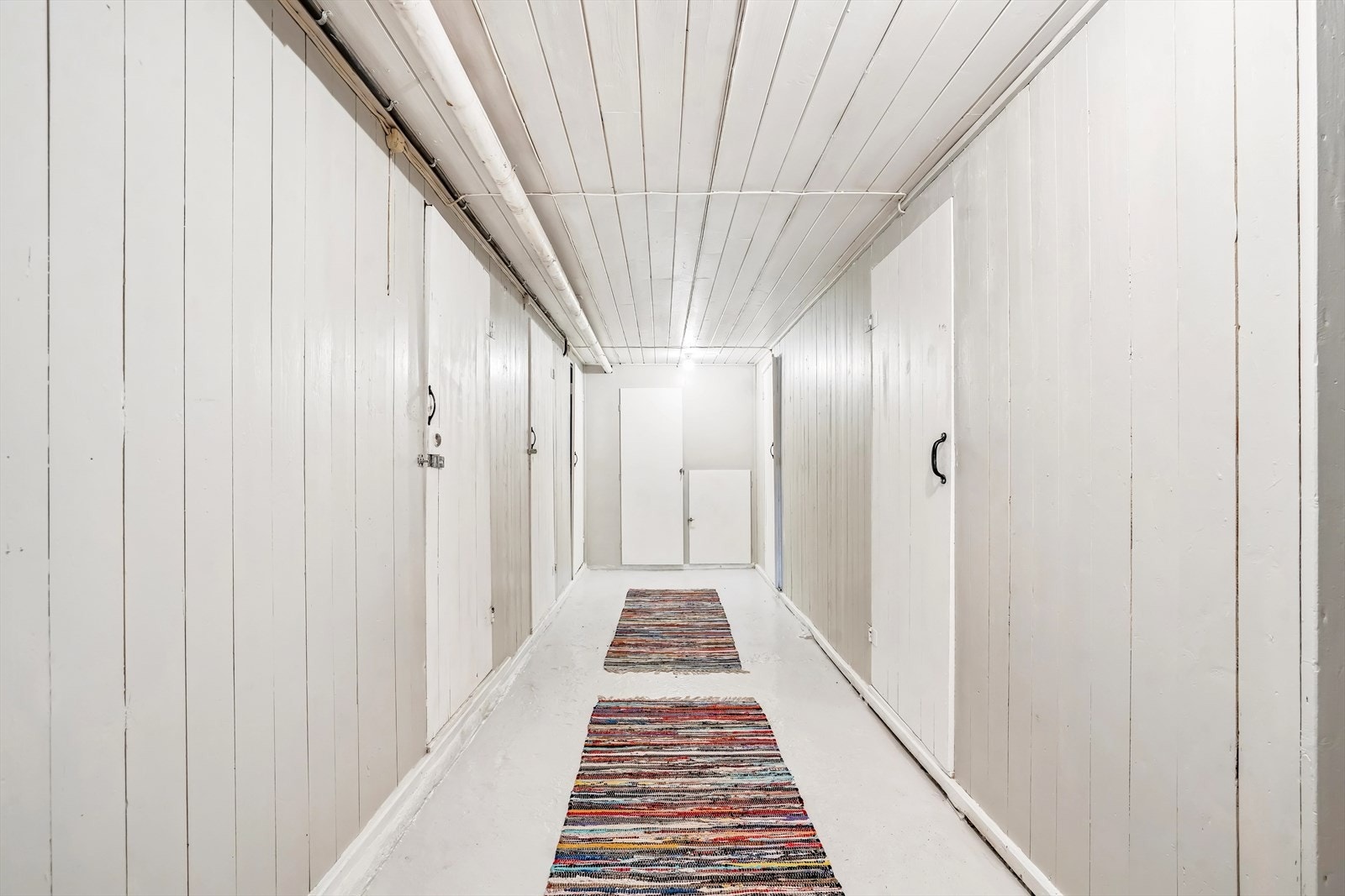 I kjelleren er gang og vaskerom fellesområder, mens man har to egne boder og et kott Galleribilde