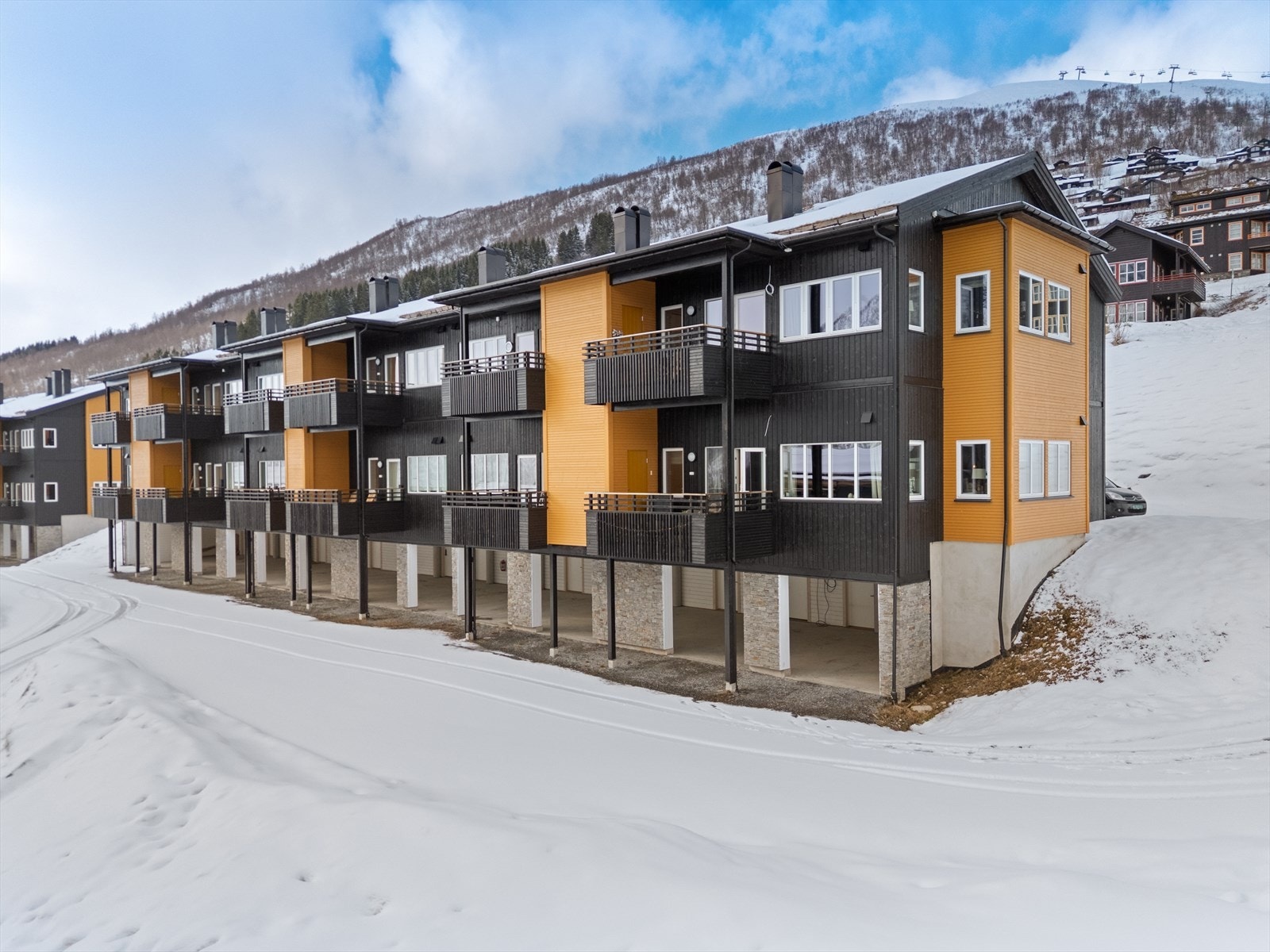 Fritidsboligen passer perfekt for deg som ønsker å kunne nyte naturen rett utenfor døren, om det skulle være lange eller korte turer på ski, til fots eller med sykkel. Galleribilde