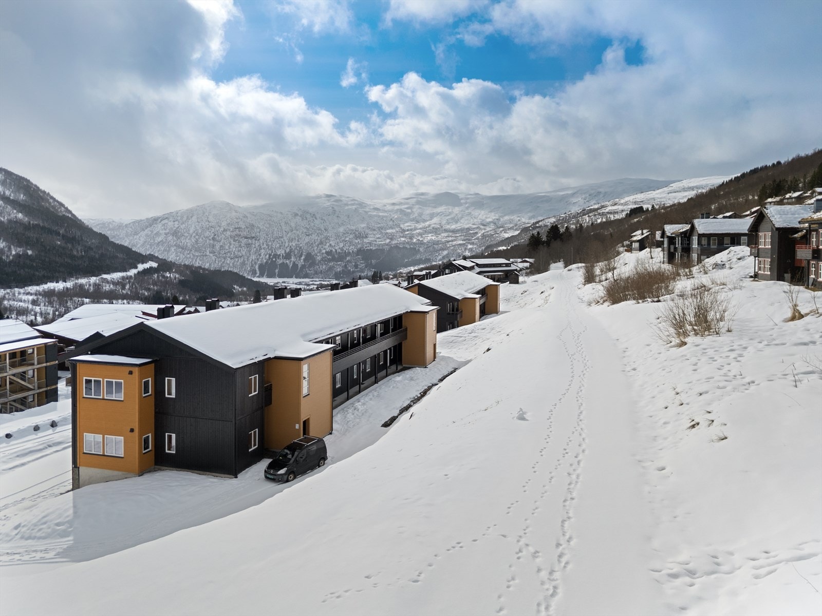 Her får du en leilighet plassert i en frodig og grønn landsby om sommeren og vakre, hvitmalte fjell i ett vinterparadis senere på året. Galleribilde