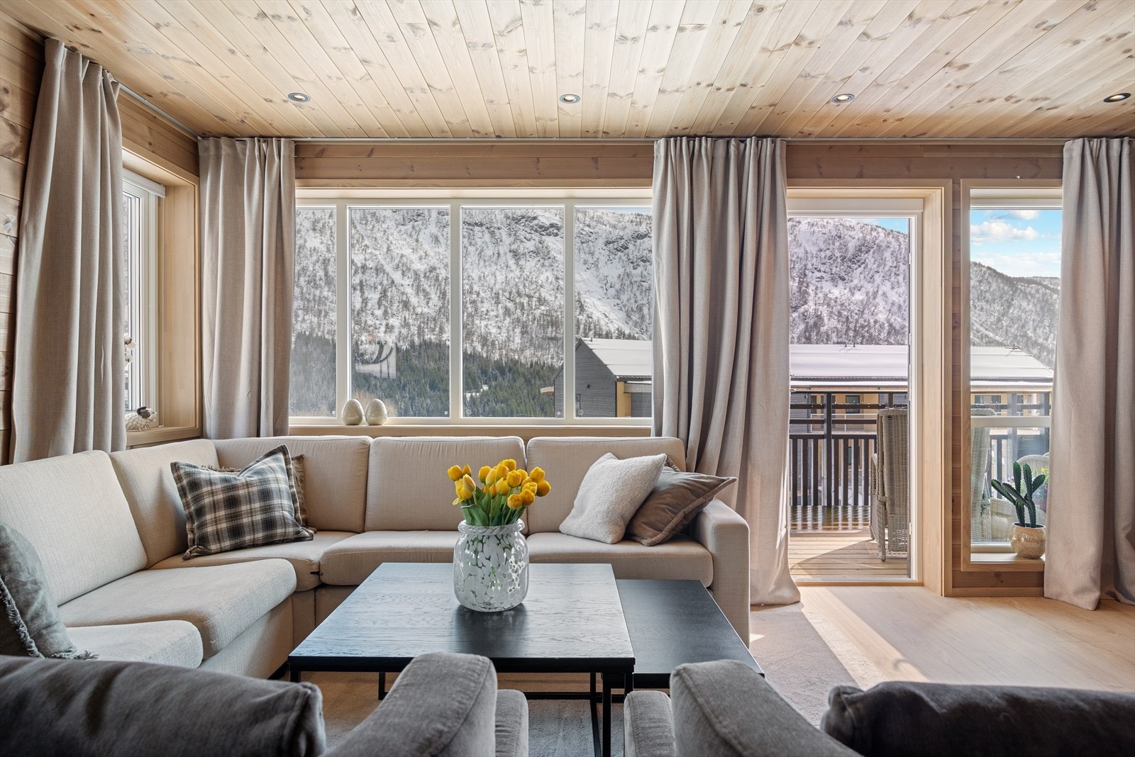 Fra stuen er det utgang til en deilig balkong med flott utsikt. Galleribilde