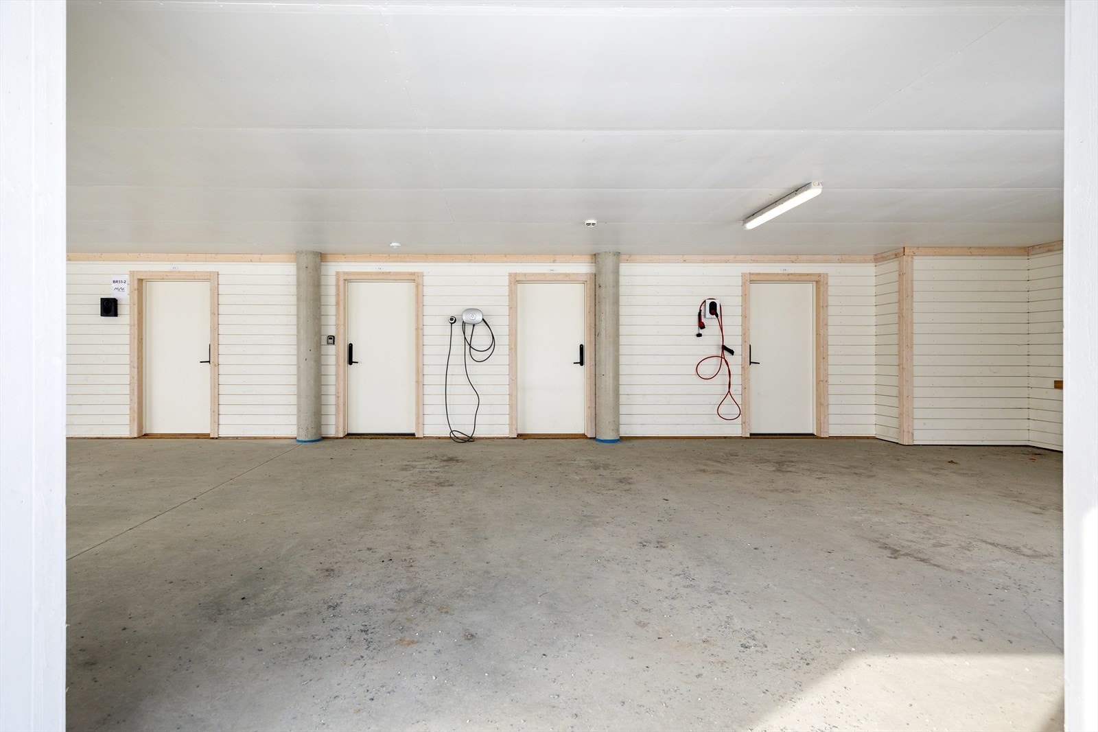 Fast plass carport i underetasjen. Det er også elbillader og en romlig bod innerst. Galleribilde