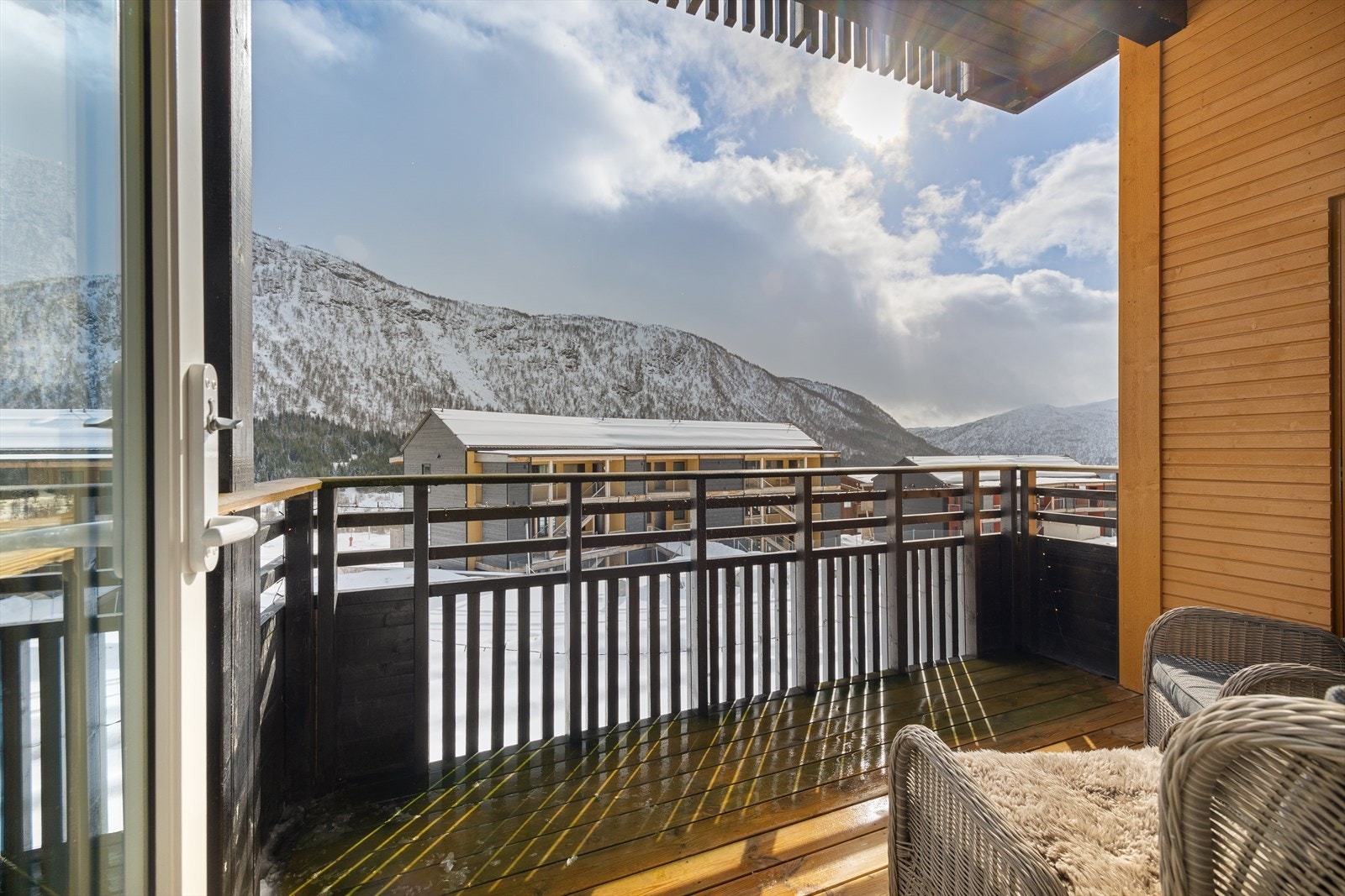 Fra balkongen er det flott utsikt mot Svolefjellet. Galleribilde