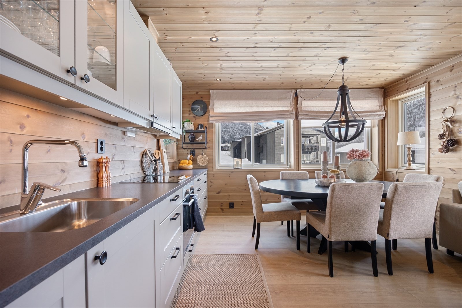 Kjøkkeninnredning med profilerte og slette fronter. Benkeplate av laminat. Kjøkkenet er utstyrt med oppvaskmaskin, kombiskap (kjøl/frys), stekeovn og platetopp. Galleribilde
