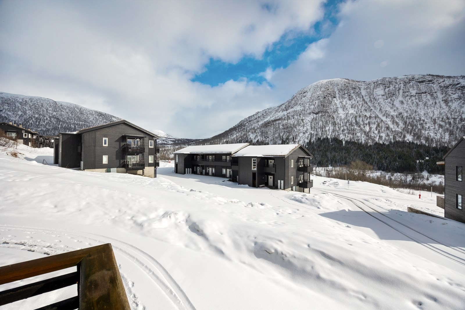 Bare med gåavstand byr leiligheten på utallige gode muligheter på aktiviteter og servicetilbud, der bla. alpinbakken, langrennsløyper, sykkelstier og restauranten på hotellet er noen av dem. Galleribilde