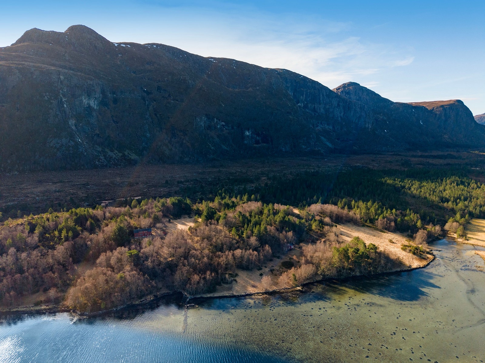 Det er en tilhørende strandlinje til eiendommen. Det er gode bade- og fiskemuligheter. Galleribilde