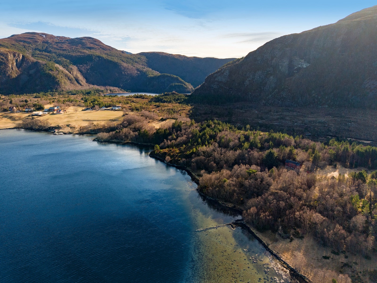 Meget usjenert eiendom, med kort vei til tursti rundt Holsvatnet eller liten fjelltur over Skarsvegen til Heggdal. Galleribilde
