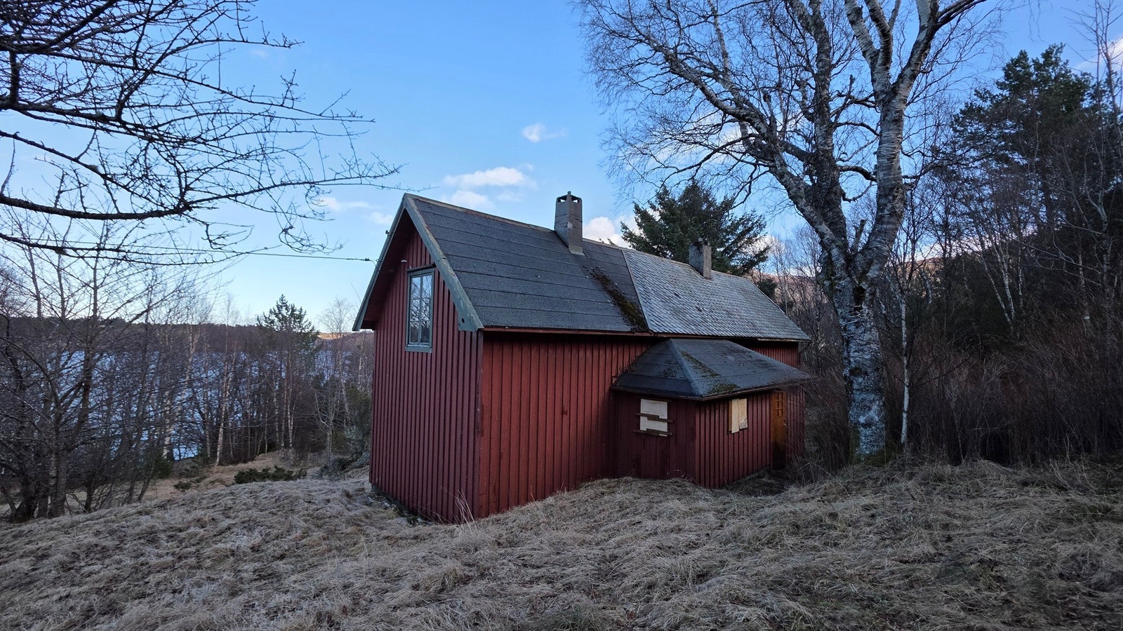Eiendommen består av en fritidsbolig, et skur og et naust. Boligen har 3 plan samt et kryploft. Bygningene har store renoveringsbehov. Galleribilde