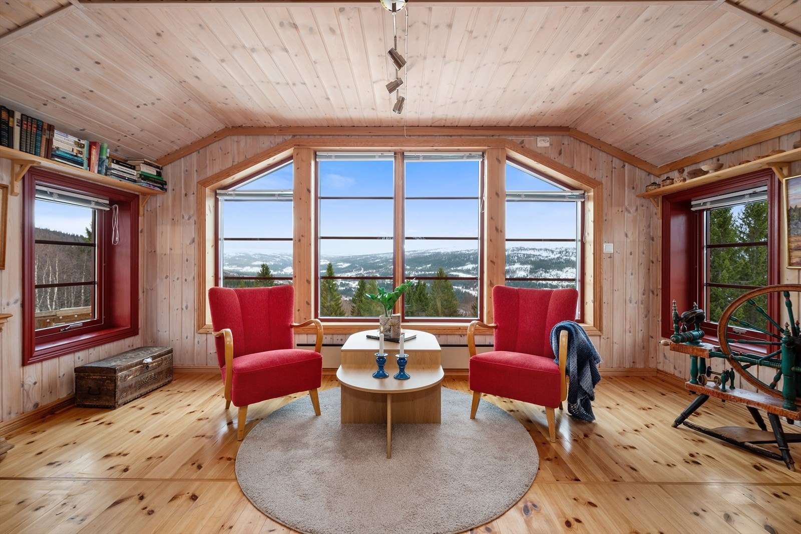 Rommet har rikelig med lysinnslipp fra tre sider og vakker utsikt over det omkringliggende, naturskjønne landskapet. Galleribilde