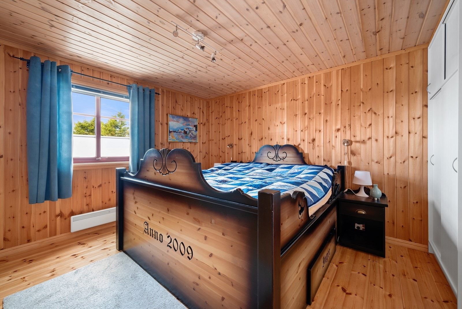I hytta er tre koselige soverom fordelt med ett i 1. etasje og to i 2. etasje. Hovedsoverommet er på hele 13m². Garderobeskapet medfølger handelen. Galleribilde