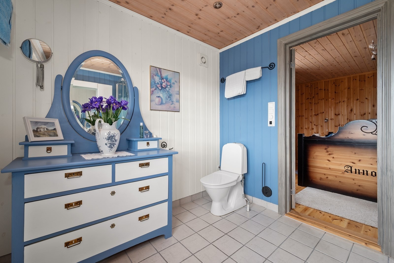 Hovedsoverommet i 1. etasje ligger i suiteløsning med ett av to bad i hytta. Galleribilde
