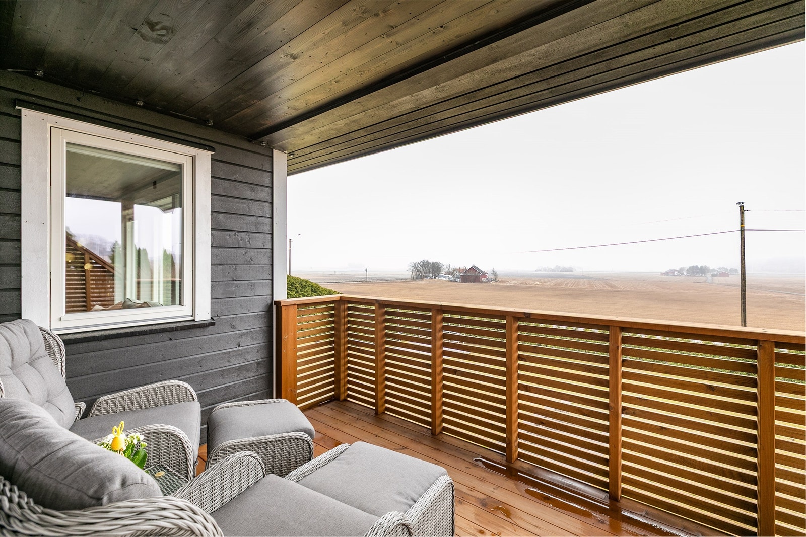 På hovedsoverommets veranda er det både flott utsikt til åkerlandskapet og ettermiddags-/kveldssol sommerstid. Galleribilde