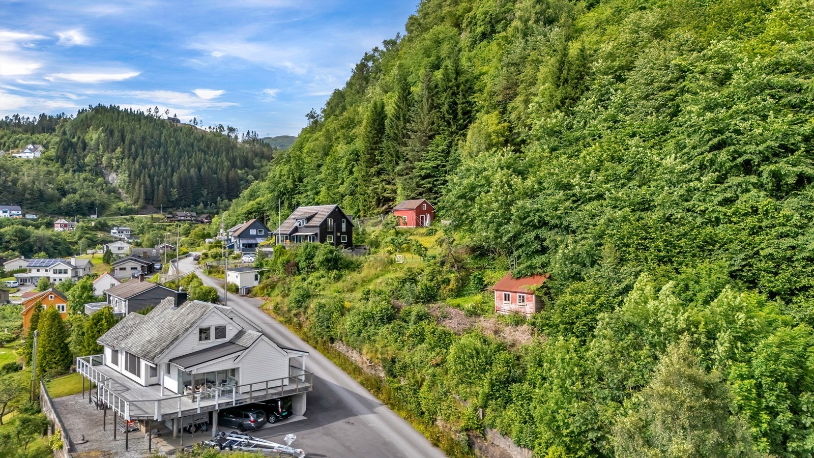 Ta kontakt med megler om du er interessert i hytten eller boligtomten! Galleribilde
