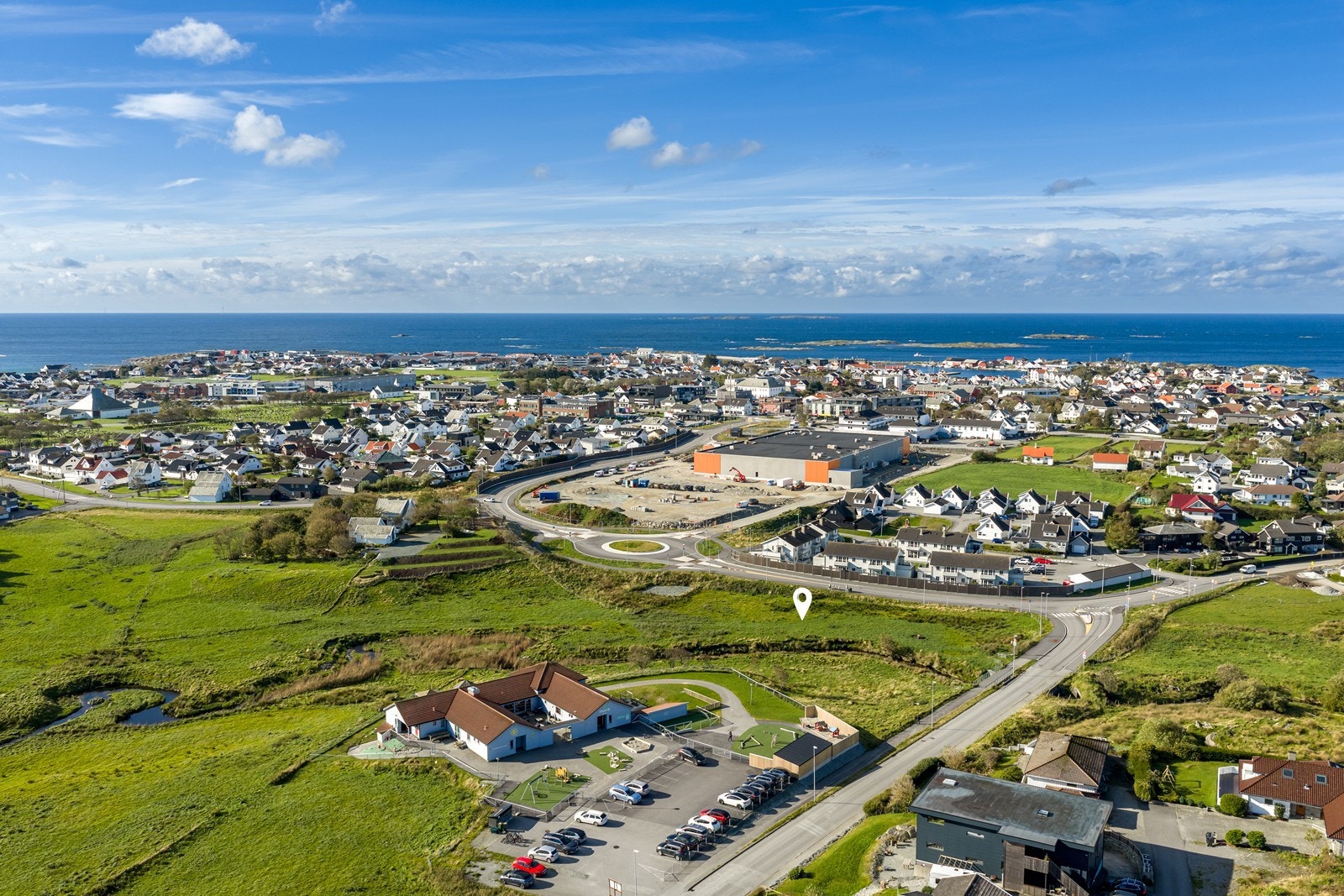Svært kort avstand til sentrum og alle hverdagslige fasiliteter som skoler, barnehager, idrettsanlegg, Åkrasand og handel. Galleribilde