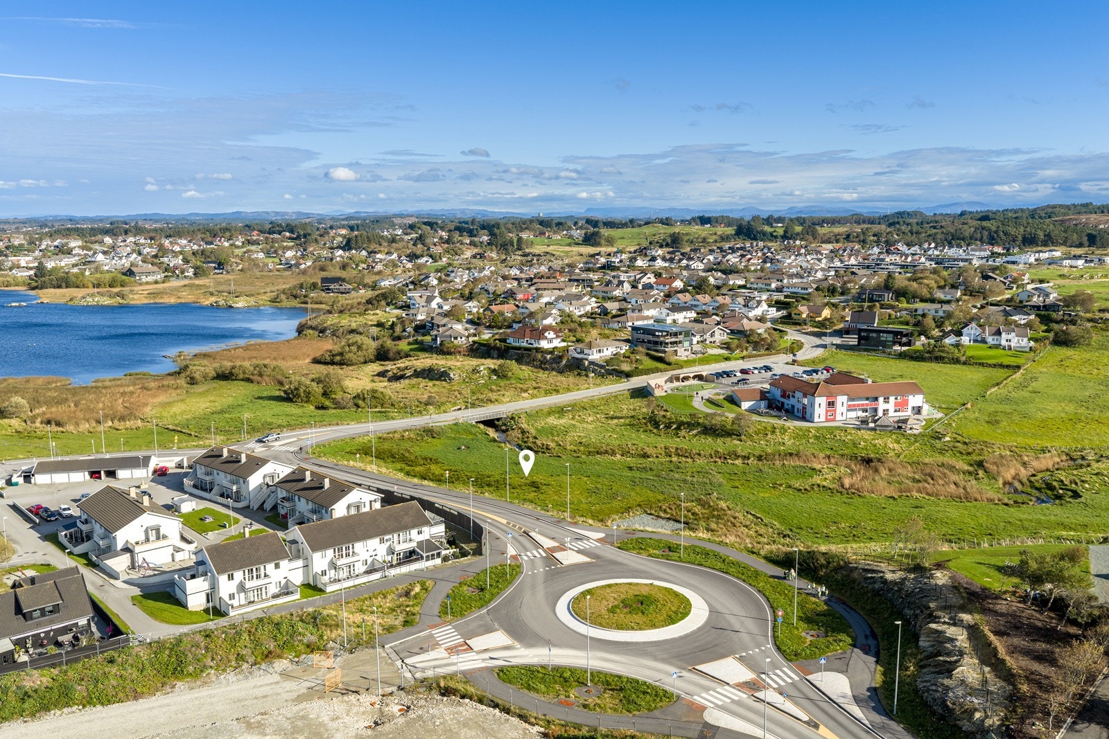 Beliggende like i nærheten av etablert boligområde på Tjøsvoll Øst og Årvoll. Galleribilde