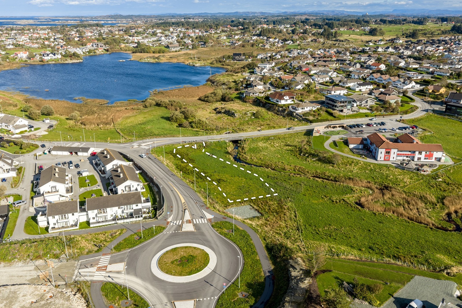Tomt regulert til frittliggende småhusbebyggelse. Umiddelbar nærhet til Espira barnehage på Tjøsvoll Øst. Galleribilde