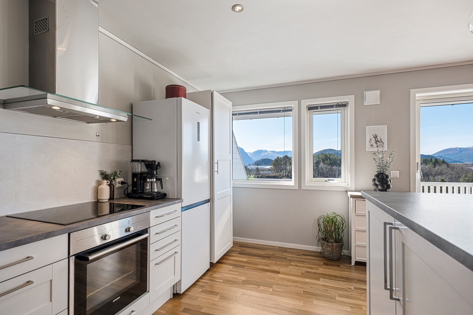 Kjøkkenet har fuktbestandige plater på veggene over benkeplaten. Galleribilde