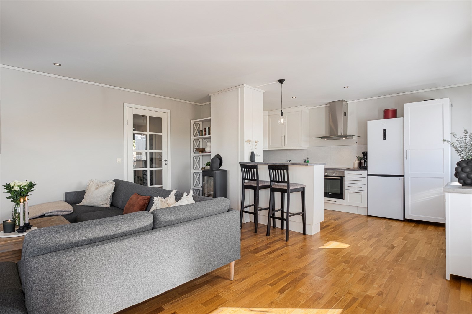 Den åpne løsningen mellom stue og kjøkken gir en romslig følelse. Galleribilde