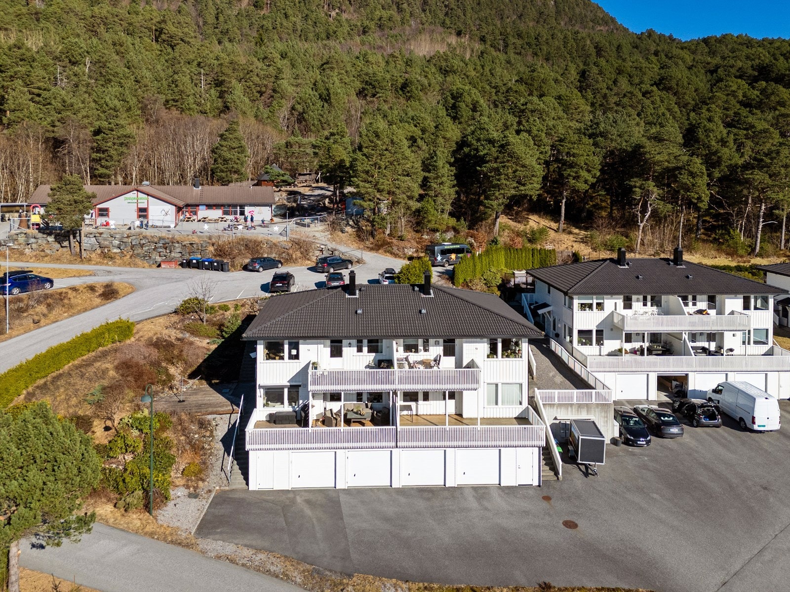 Eiendommen ligger i et rolig boligområde med nærhet til skole og barnehage. Galleribilde