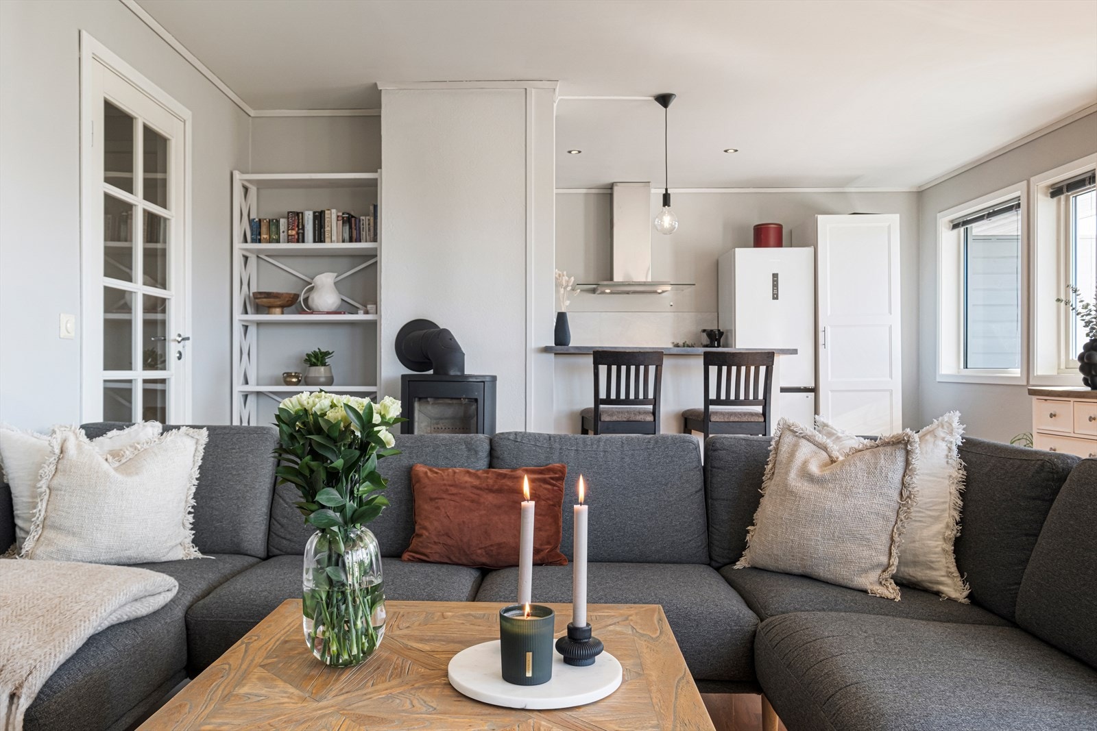 Leiligheten er på 79 kvm og inneholder entré, gang, stue, kjøkken, bad, vaskerom og 2 soverom. Galleribilde