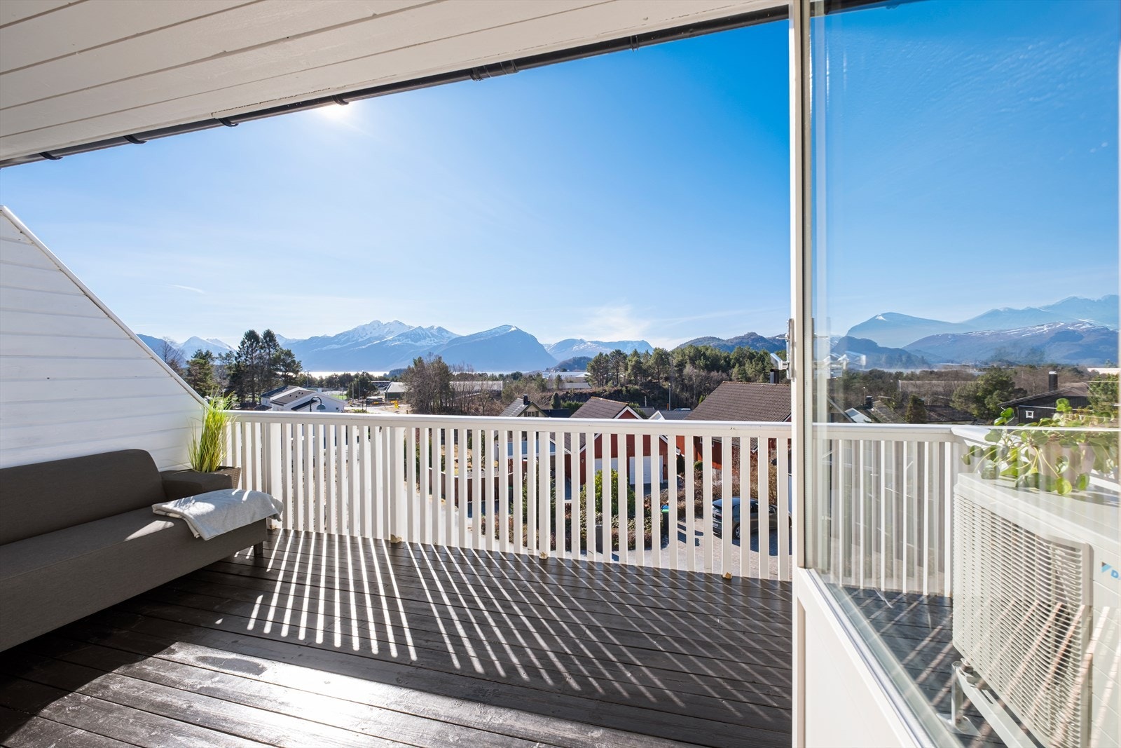 Sydvestvendt veranda på 13 m², med gode solforhold. Galleribilde