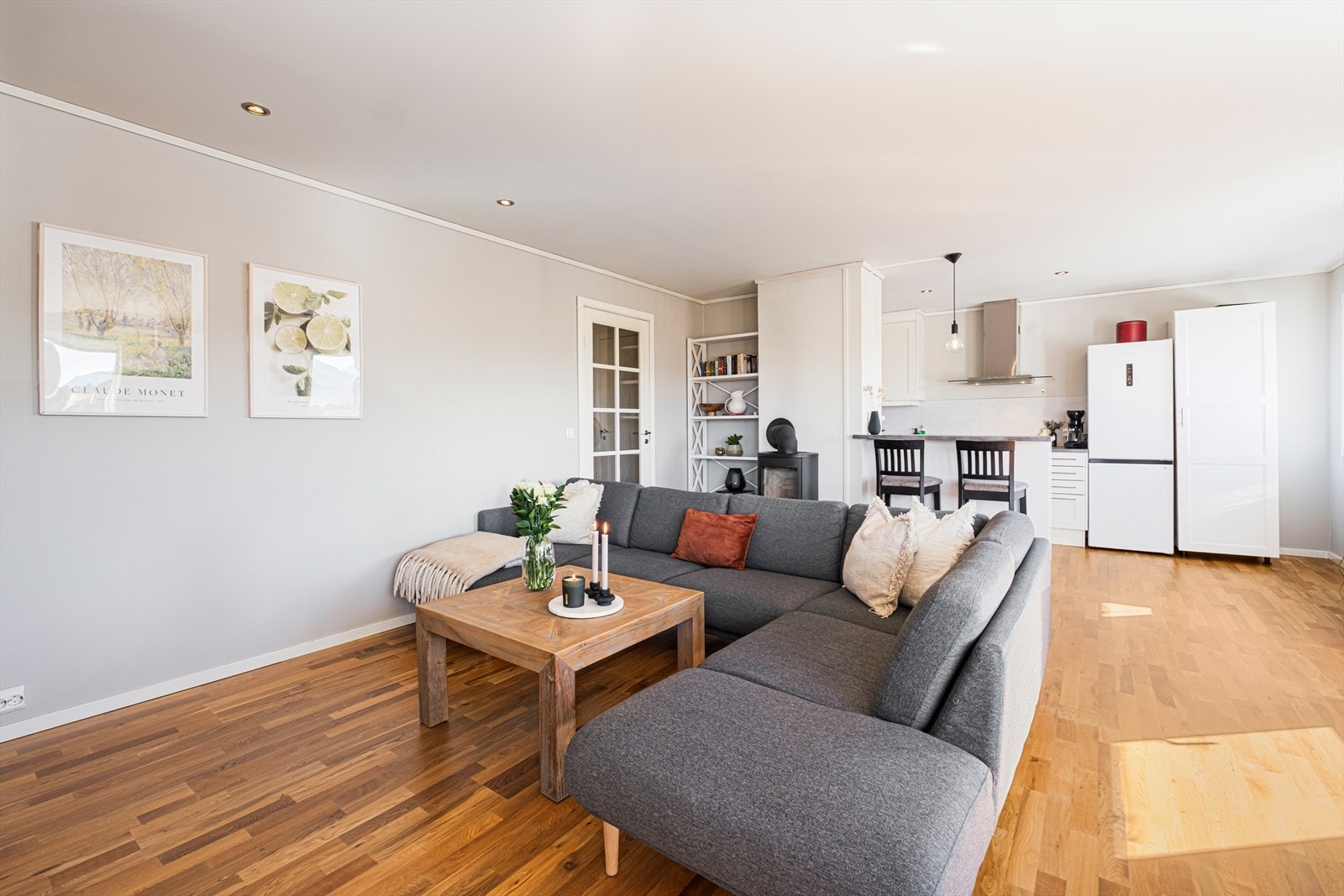 Stuen har en lys og åpen løsning med tilgang til kjøkkenet. Galleribilde