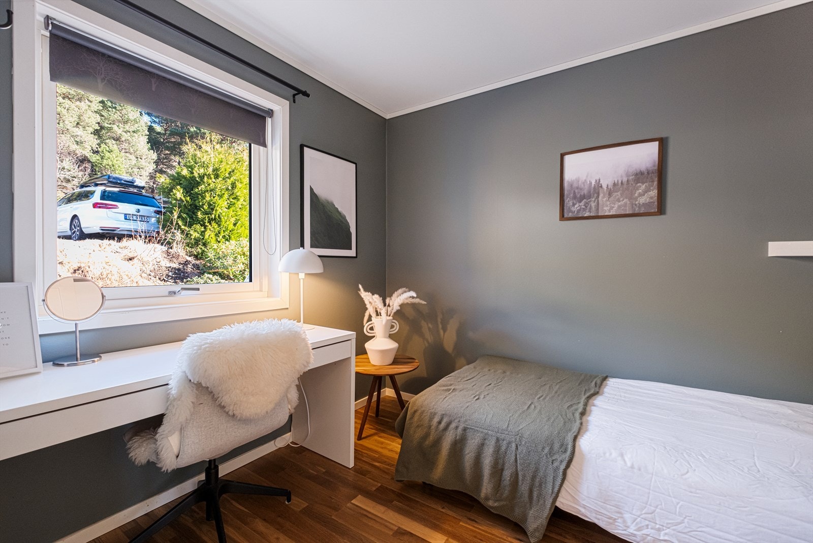 Rommet garderobeskap og god plass til skrivepult. Galleribilde