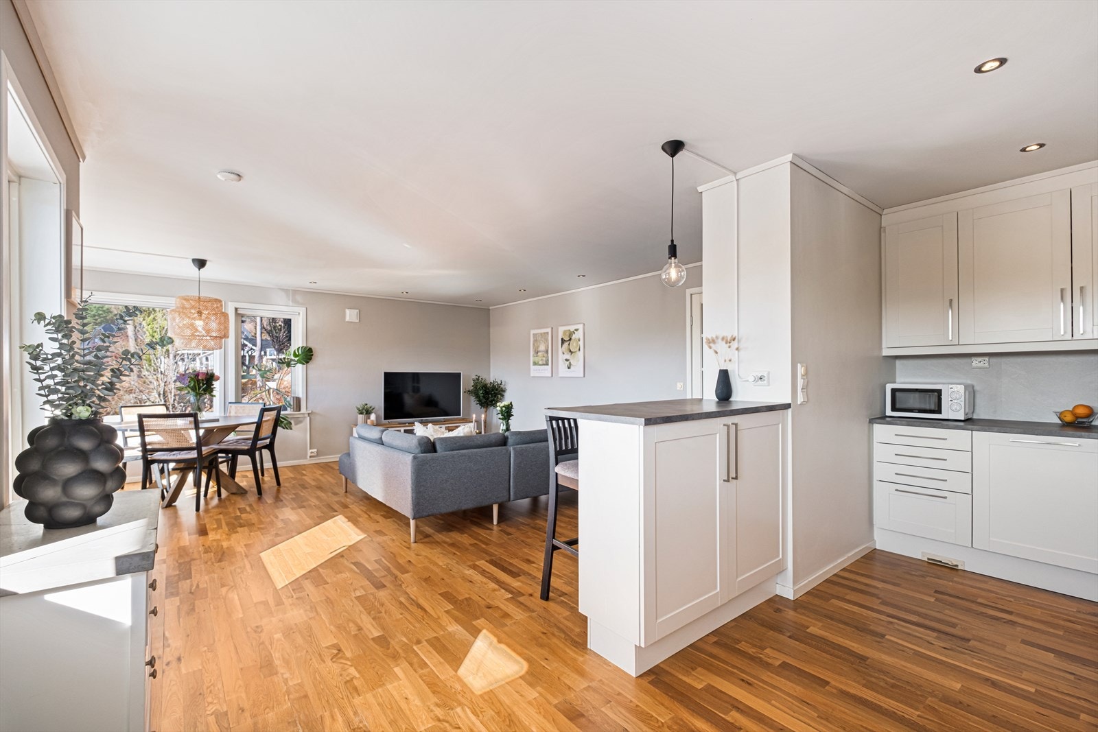 Kjøkkenet er utstyrt med integrert stekeovn og oppvaskmaskin. Galleribilde