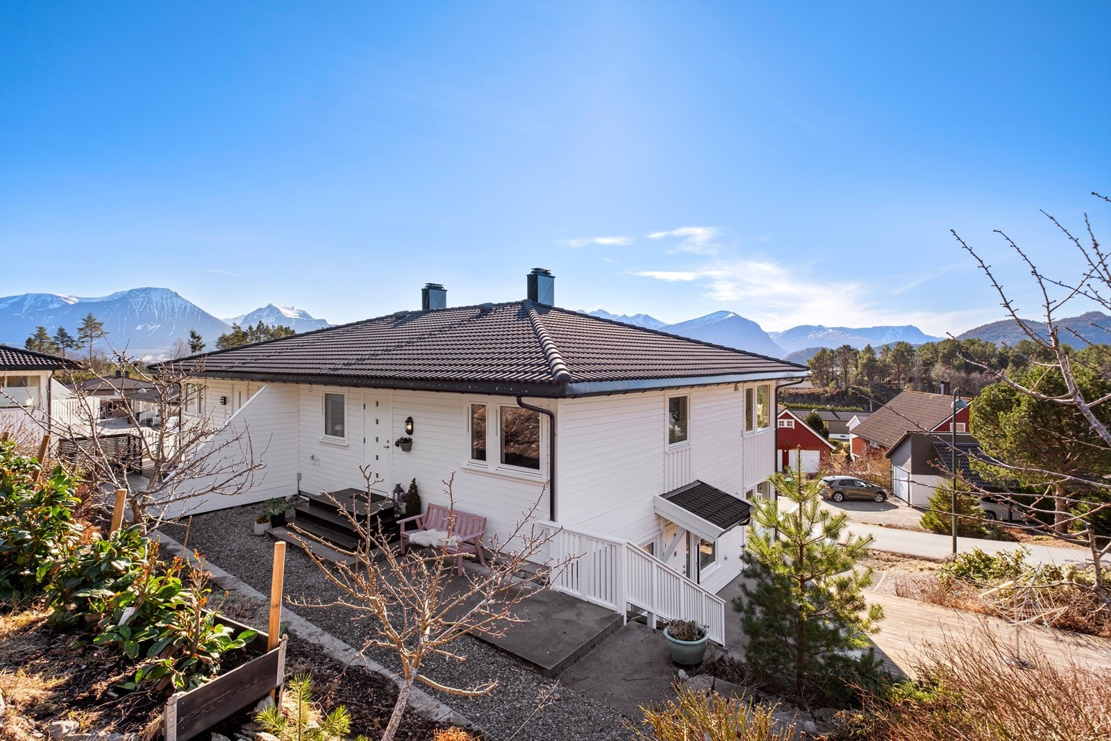 Boligen er oppført i 2011 med liggende bordkledning og betongtakstein. Galleribilde