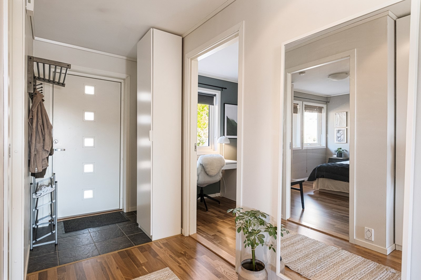 Garderoben i entréen gir praktisk oppbevaringsplass. Galleribilde