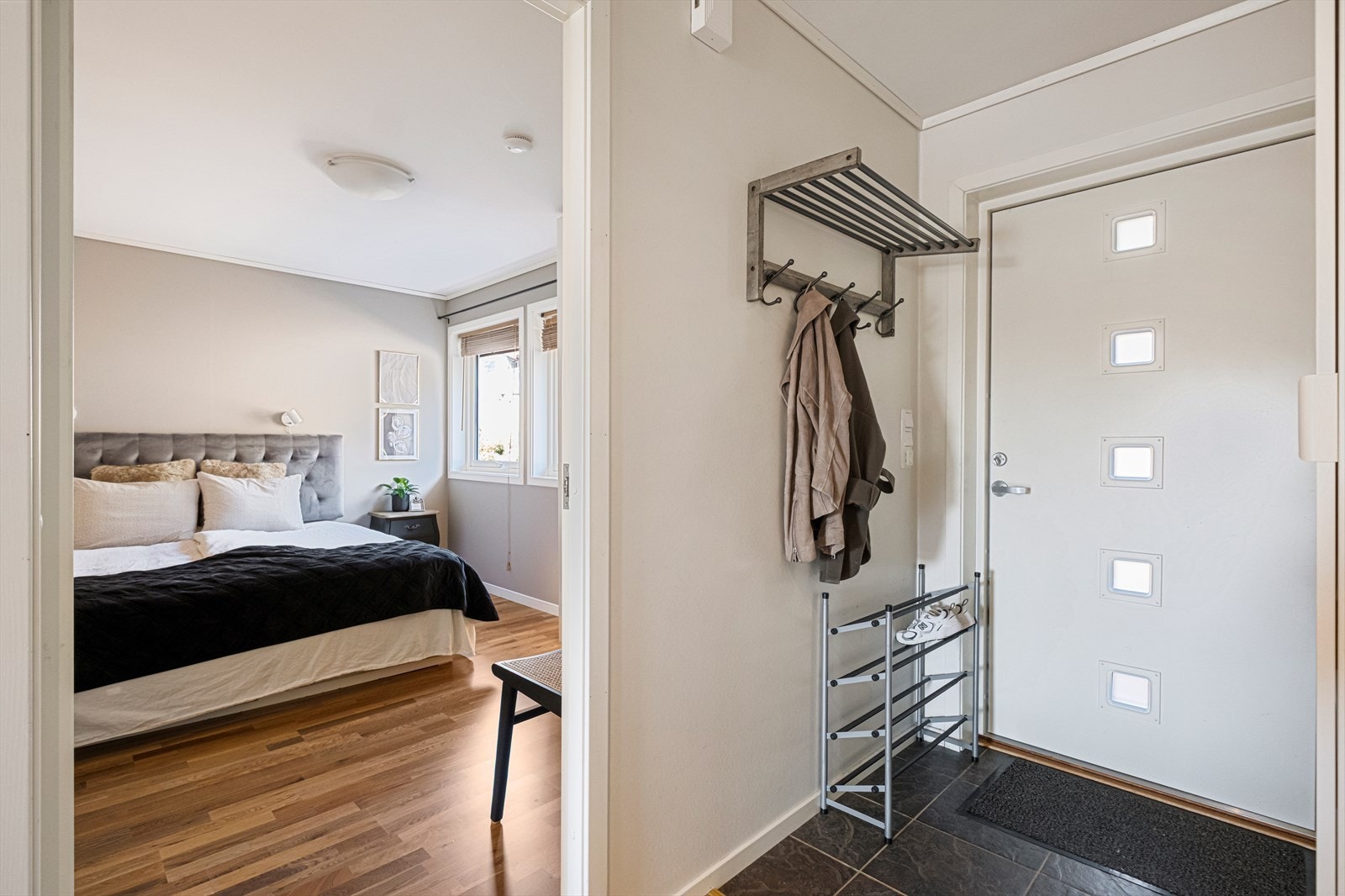 Entréen har flislagt gulv med varmekabler. Galleribilde