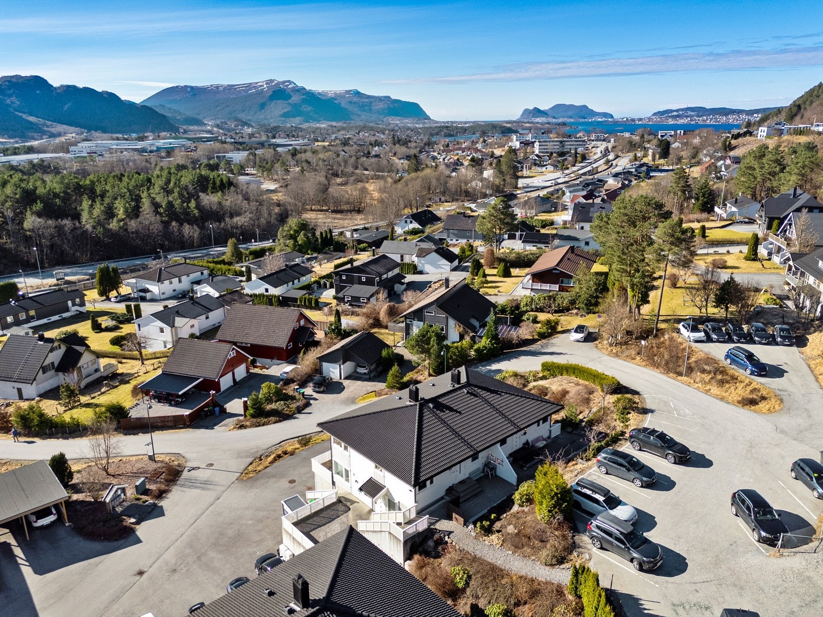 Området har gode adkomstmuligheter og nærhet til servicetilbud. Galleribilde