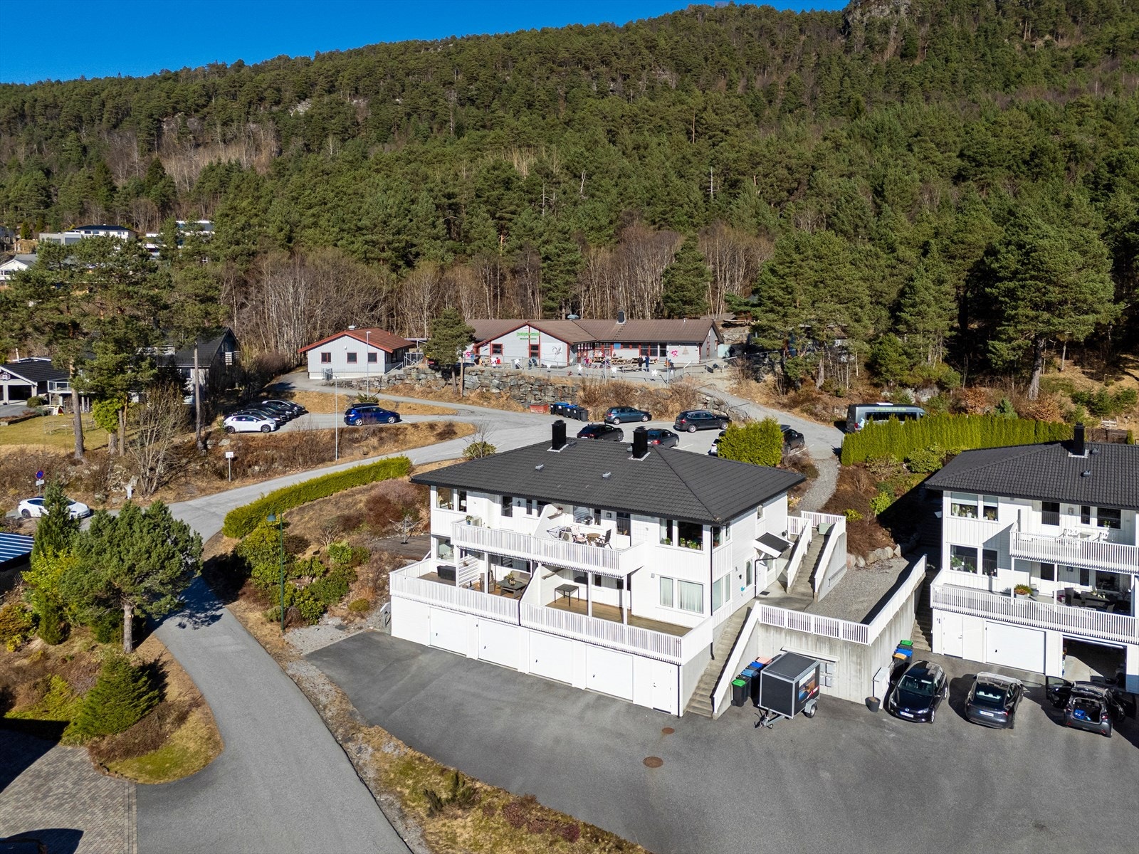 Godt opparbeidet nærområde med gangavstand til lokale fasiliteter. Galleribilde