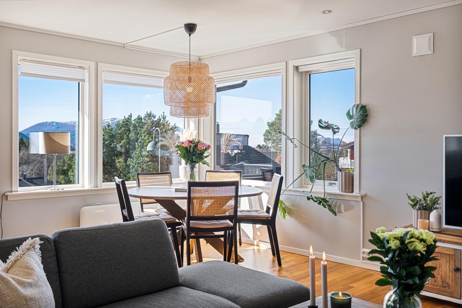 Til oppvarming er det varmepumpe, panelovn og vedovn i stuen. Galleribilde