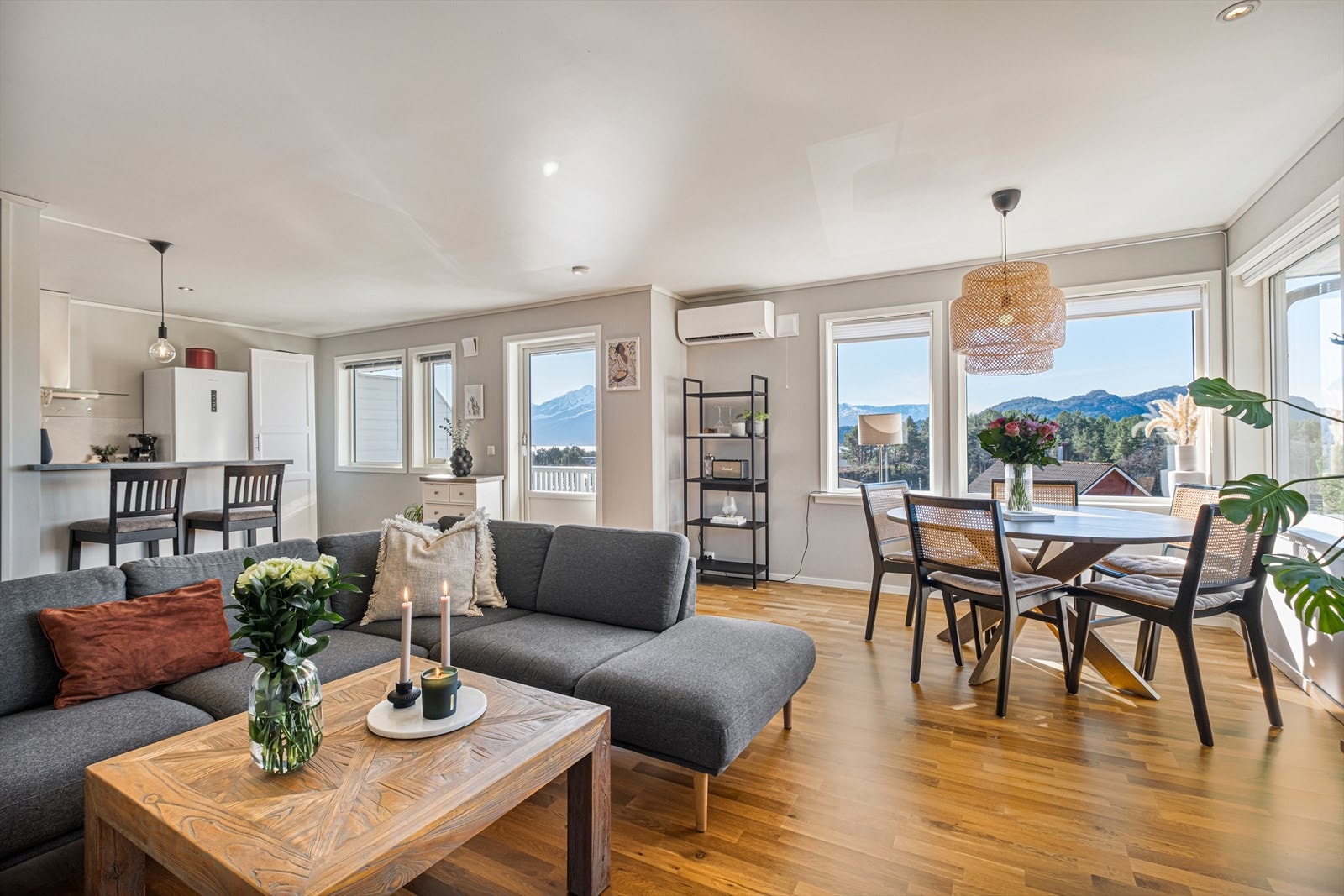 En lys og innbydende 3-roms selveierleilighet med flott utsikt. Galleribilde