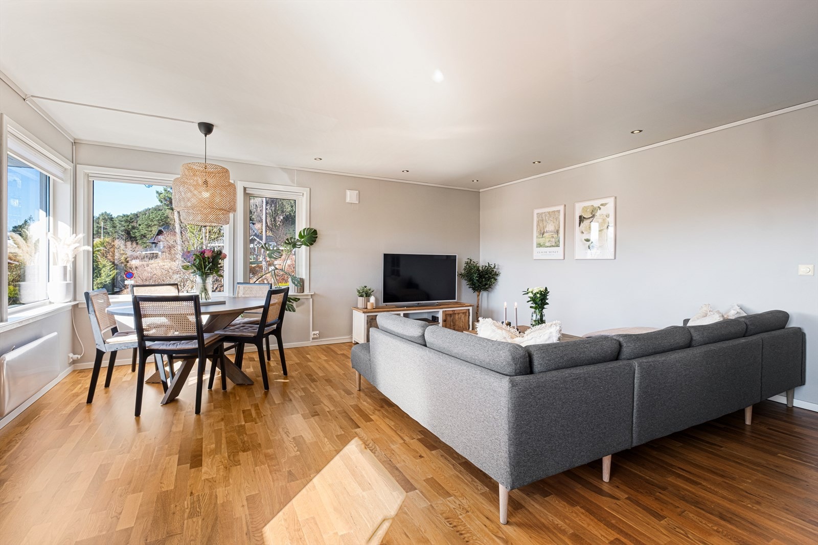 De store vindusflatene gir rikelig med naturlig lysinnslipp. Galleribilde